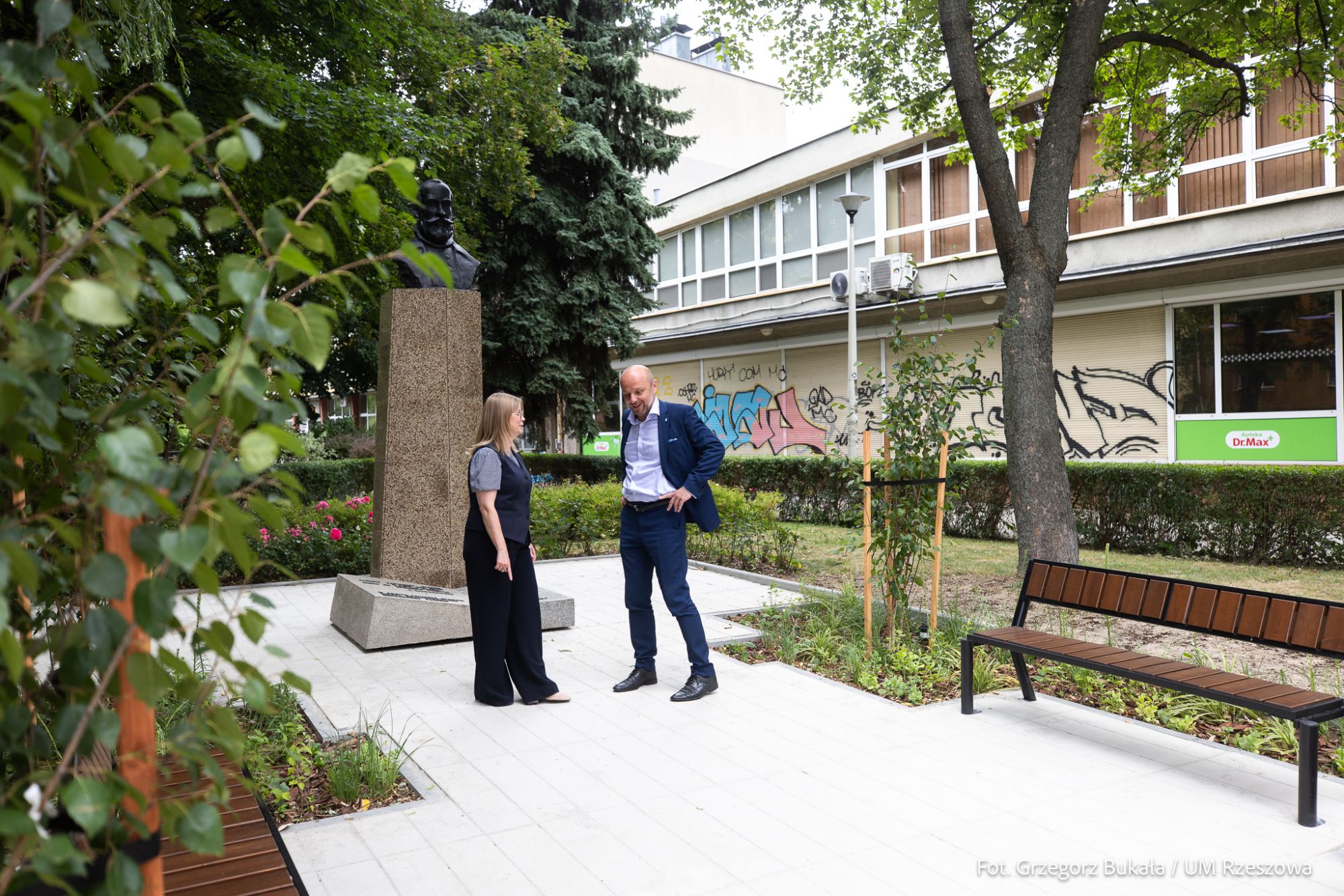 zdjęcie przedstawiające skwer przy ul.Kochanowskiego z nową aranżacją otoczenia pomnika Jana Kochanowskiego, fot. Grzegorz Bukała, Urząd Miasta Rzeszowa